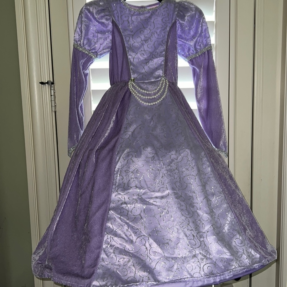 Girls Purple Velour Princess dress size small (7-8) NWOT.